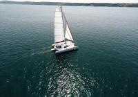 trimarano naviga a vela foto aerea